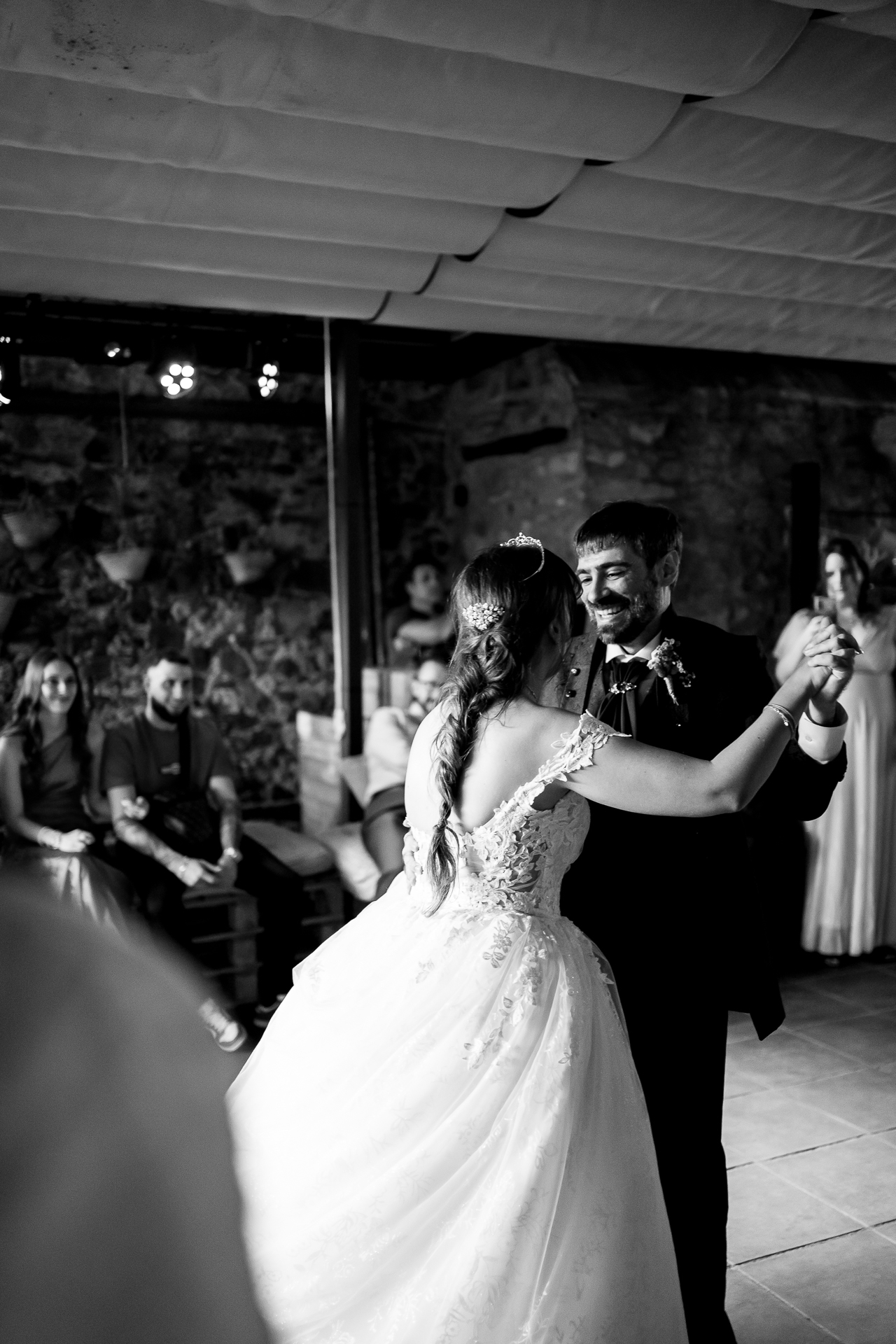 fotografia de bodas en barcelona, invitados de boda, baile nupcial